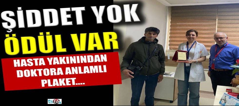 Şiddet değil vefa: Hasta yakınından doktorlara anlamlı plaket