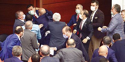 Meclis'te Yumruk Yumruğa Kavga