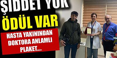 Şiddet değil vefa: Hasta yakınından doktorlara anlamlı plaket