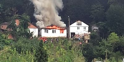 Tonya’da Bir Ev Tamamen Yandı